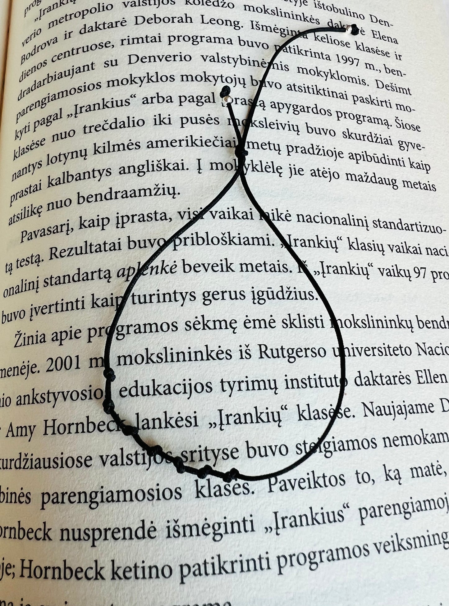 7 mazgų juoda apyrankė