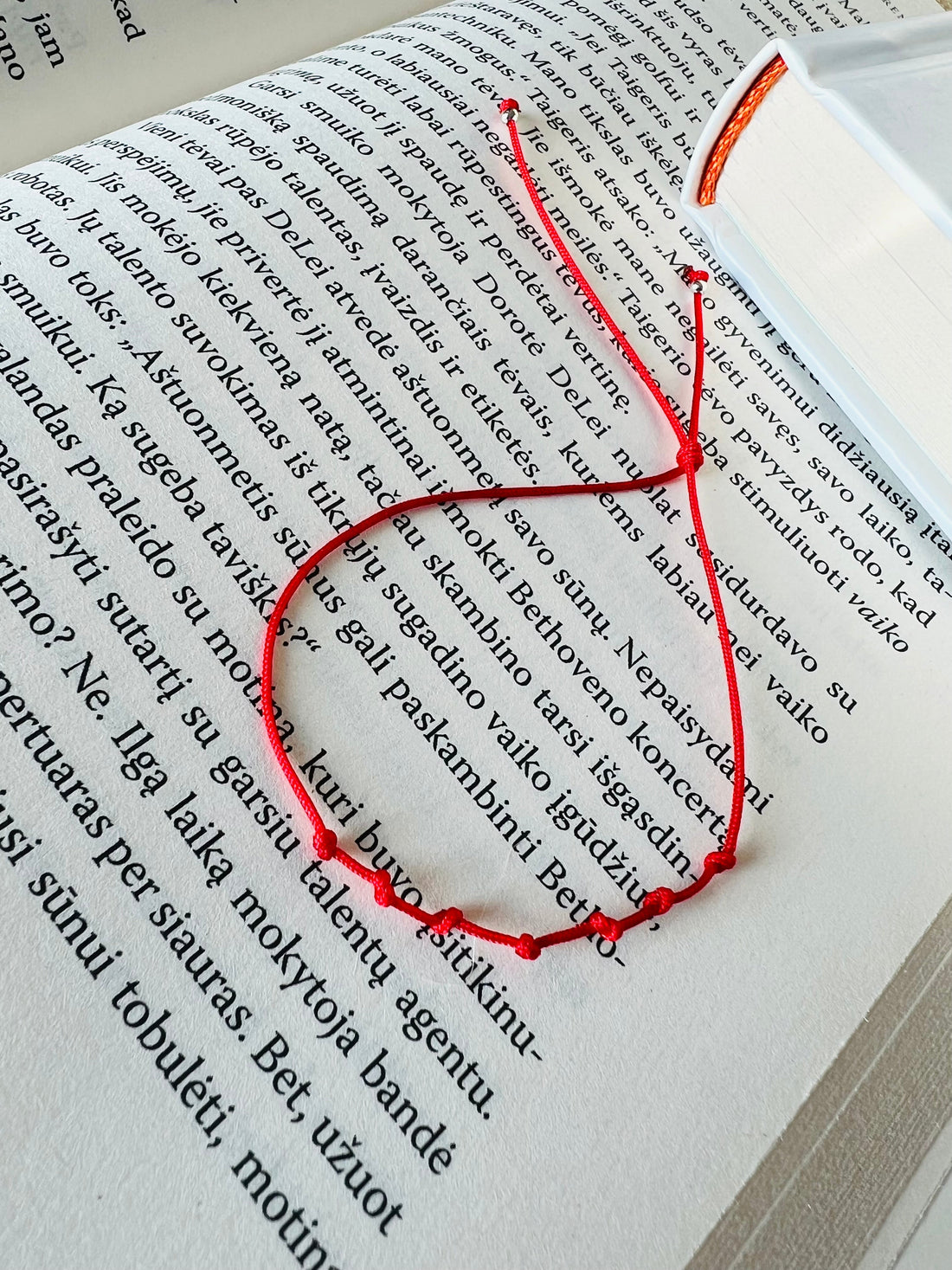 Raudonas siūlas – mažas simbolis su didelė galia