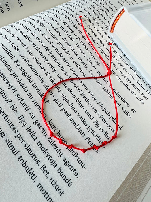 Raudonas siūlas – mažas simbolis su didelė galia