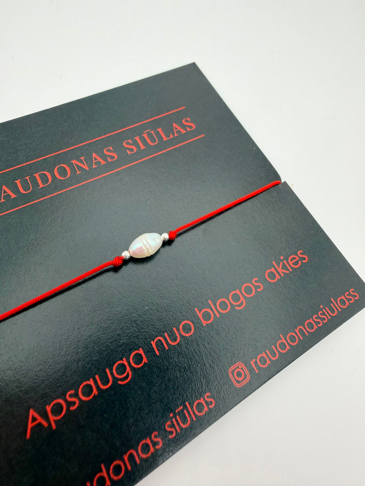 Raudono siūlo apyrankė su upiniu perlu